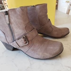 SOFT SPOTS SAFFRON ZIPPERED BOOTIE SIZE 11